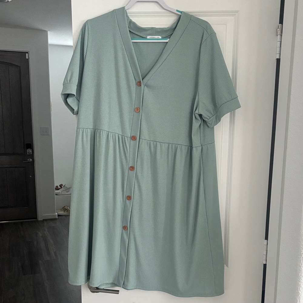 Elegant Green Button-Down Dress